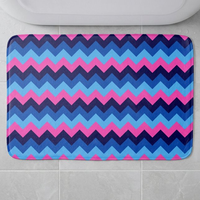 Tapis de bain grand format à motif chevron bleu ro (Cool Blue Pink Chevron Pattern Large Bath Mat laying on floor in front of tub in a bathroom.)
