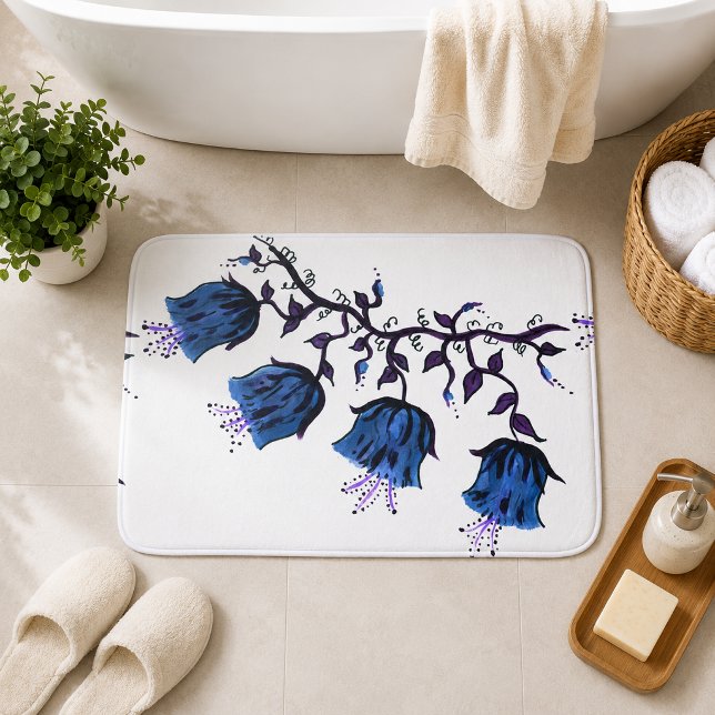 Tapis de bain grand format Fleurs de vigne Blue Ca (Blue Canterbury Bells Vine Flowers Large Bath Mat)
