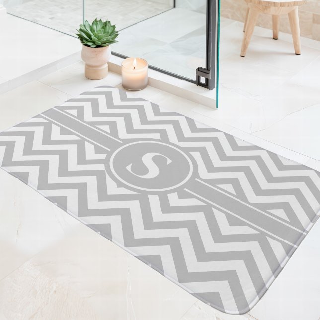 Tapis De Bain Gris Et Blanc Chevron Monogramme (Créateur téléchargé)