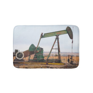 Tapis De Bain Grosse valise verte dans un champ pétrolier