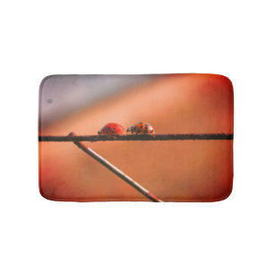 Tapis De Bain Ladybugs Jouer Suivre Le Leader Fermer