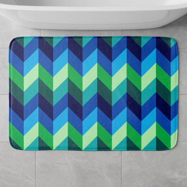 Tapis de bain large ombré chevrons bleu vert (Blue Green Ombre Chevrons Large Bath Mat on floor in front of a bath tub in a modern style bathroom.)