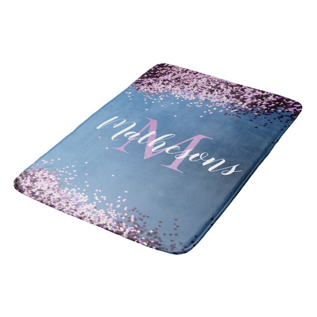 Tapis De Bain Lavender Confetti sur le Monogramme bleu Nom Amusa (Angle)