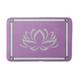 Tapis De Bain Lotus en argent sur la couche de lavande