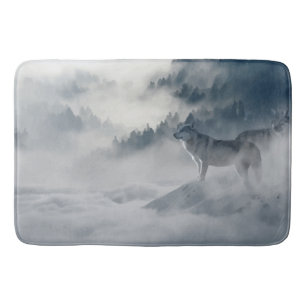 Tapis De Bain Loup en montagnes brumeuses dans le noir, le gris