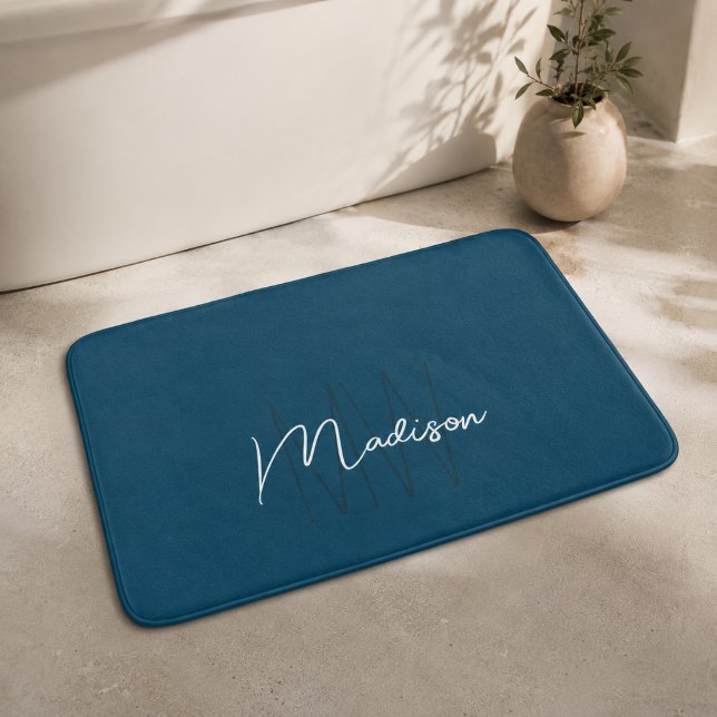 Tapis De Bain Moderne monogramme de nom en bleu (Modern Monogram Name Script Blue Bath Mat)