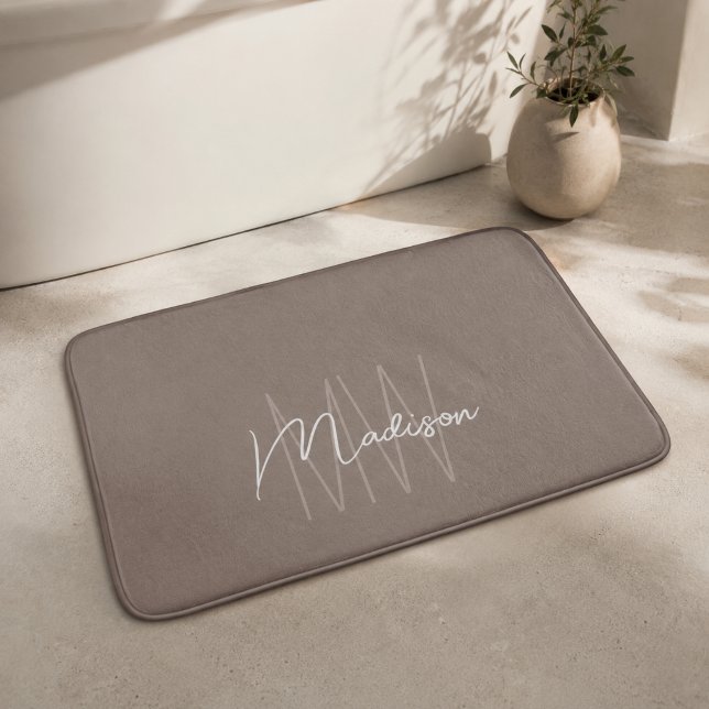 Tapis De Bain Moderne Monogramme Nom Écriture Taupe (Modern Monogram Name Script Taupe Bath Mat)