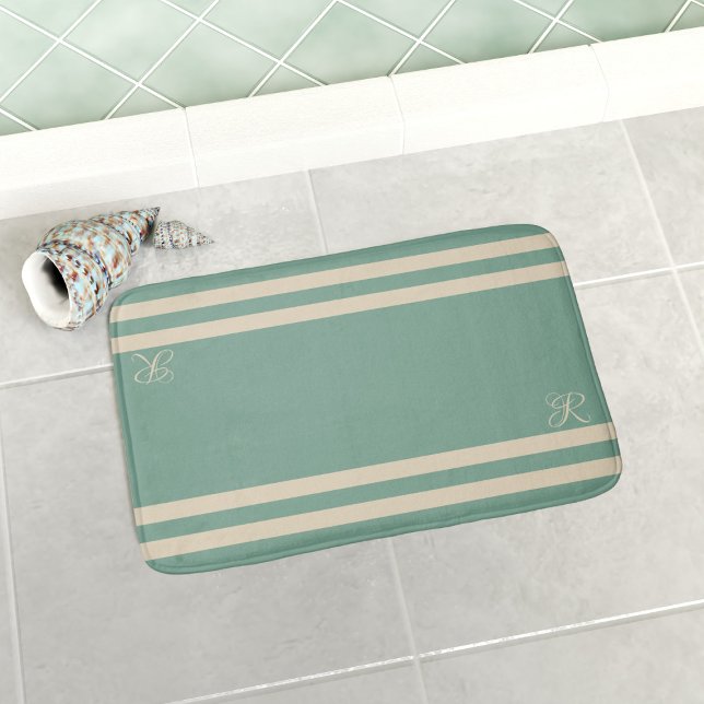 Tapis De Bain Monogramme élégant à rayures turquoise et crème (An ocean green bath mat with sailor stripes and your initial. Available in 3 sizes - S, M & L)