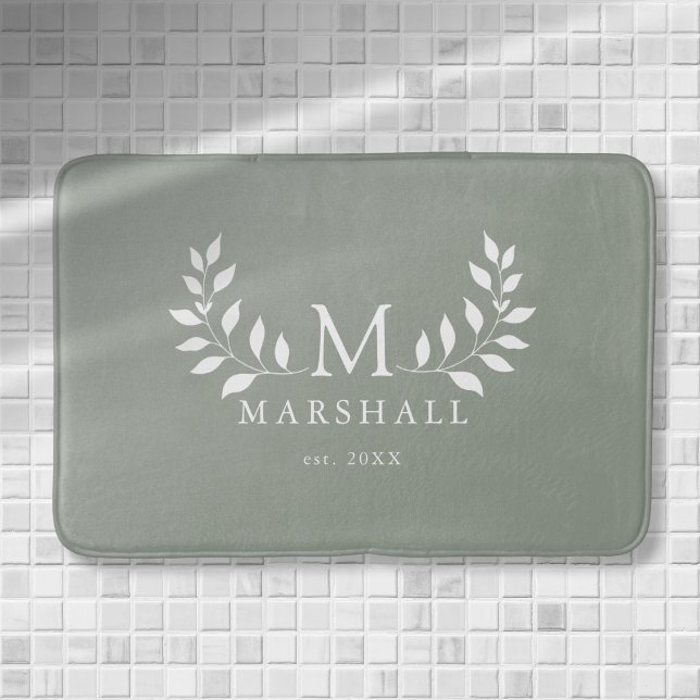 Tapis De Bain Monogramme floral vert moderne élégant Nom de fami (Green Modern Elegant Floral Monogram Family Name Bath Mat)