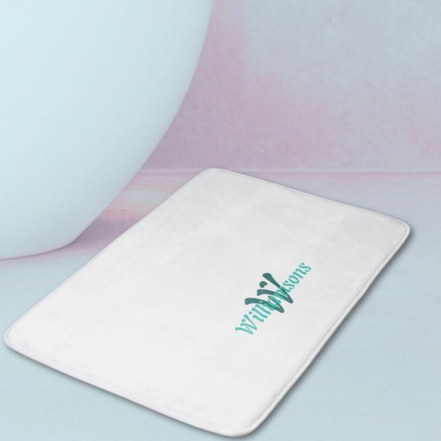 Tapis De Bain Monogramme sarcelle blanc croquant Nom (Crisp White Teal Monogram Name Bath Mat)