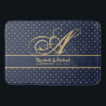 Tapis De Bain Monorgam Navy Blue Gold Polkadot Newlywes Mariage<br><div class="desc">Élégant cadeau mariage commémoratif pour les jeunes mariés,  vous permettant d'ajouter leur nom de famille,  monogramme,  noms et date de mariage. Motif ici est un beau bleu marine profond avec motif de polkadot or.</div>