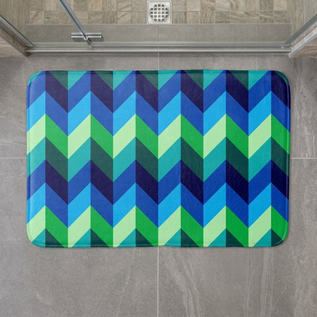 Tapis de bain moyen ombré chevrons bleu vert (Blue Green Ombre Chevrons Medium Bath Mat on floor in front of a shower in a modern style bathroom.)