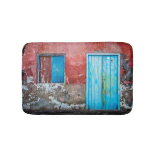 Tapis De Bain Mur, porte et fenêtre rouge, bleu et gris