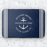 Tapis De Bain Nom de bateau personnalisé moderne Bienvenue à bor<br><div class="desc">Tapis de bain nautique en bleu marine lisant "bienvenue à bord" ainsi que votre nom et emplacement de bateau personnalisé.</div>