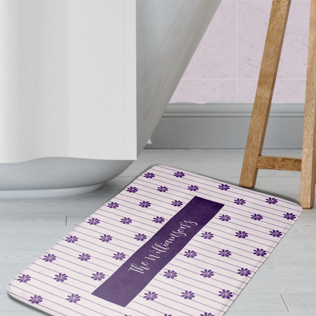 Tapis De Bain Nom De Famille Fleurs Violettes, Broussettes & Vio (Family Name Purple Flowers, Blush & Violet Striped Bath Mat)