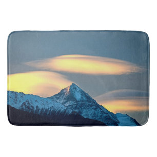Tapis De Bain Nuages uniques au-dessus de montagnes enneigées