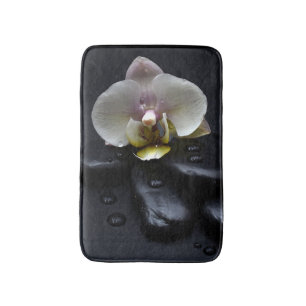 Tapis De Bain Orchidée Blanche Sur Pierres Noires