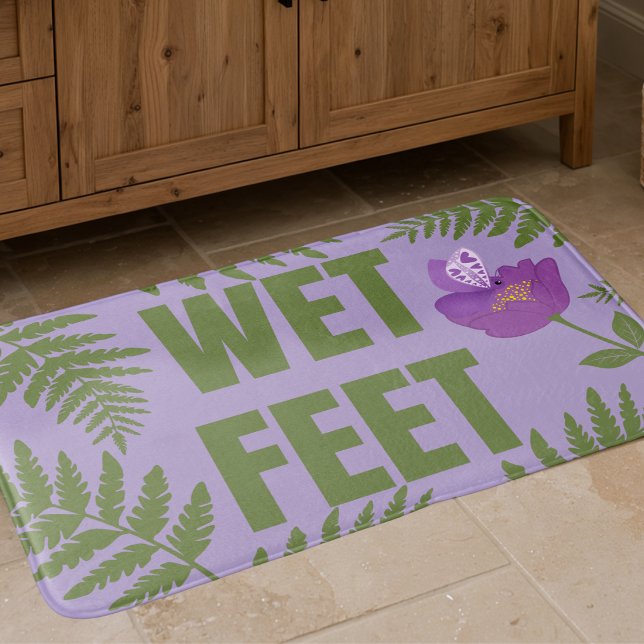 Tapis De Bain Papillon Violet Pastel Sur Fleur & Fougères (Soft purple bathmat with bold WET FEET text, green ferns, and spotted butterflies. Cute & fun.)