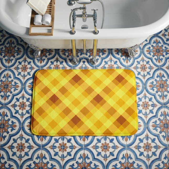 Tapis de bain petit plaid jaune jaune vif (Top down view of Cute Egg Yolk Yellow Plaid Small Bath Mat on tile floor in a bathroom.)