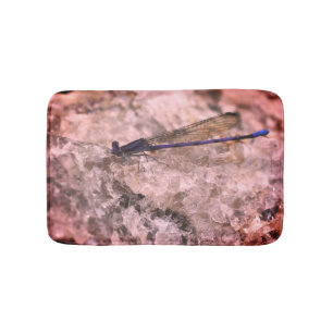 Tapis De Bain Purple Damselfly Sur Quartz Rock Gros plan