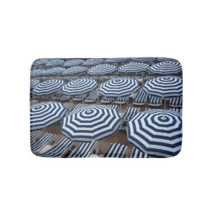 Tapis De Bain Rangées des parapluies de plage rayés avec des