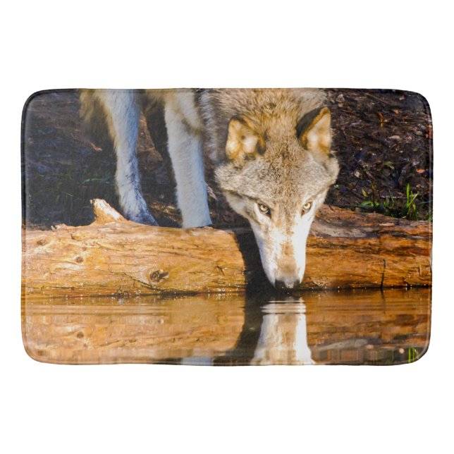 Tapis De Bain Réflexion du loup solitaire dans l'étang (Devant)