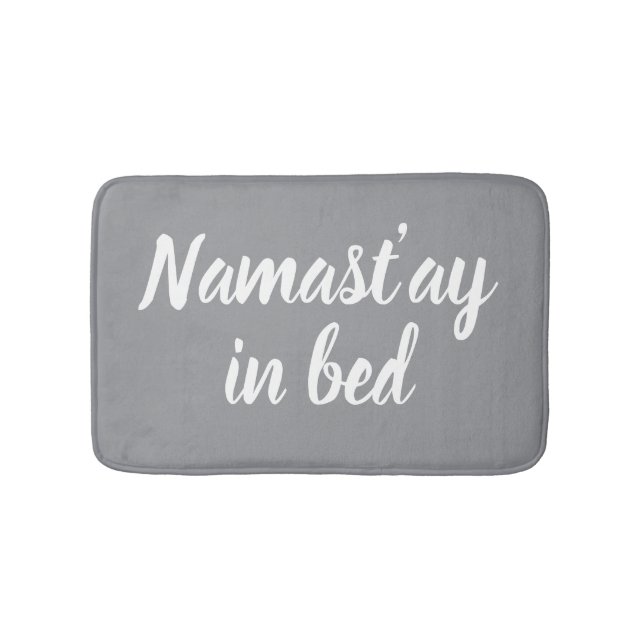 Tapis De Bain Restez Namastay au lit drôle gris clair designer (Devant)