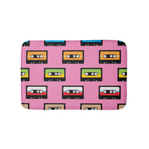 Tapis de bain rose aux cassettes audio colorées ré