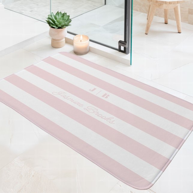 Tapis De Bain Rose Pâle Et Blanc Larges Rayures Monogramme Nom (Créateur téléchargé)