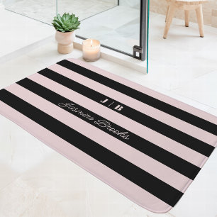 Tapis De Bain Rose Pâle Et Larges Rayures Noir Monogramme Nom