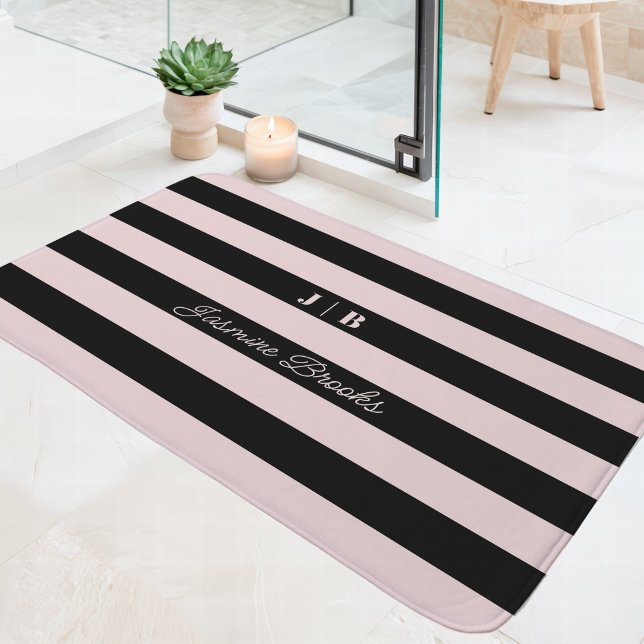 Tapis De Bain Rose Pâle Et Larges Rayures Noires Monogramme Nom (Créateur téléchargé)