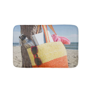 Tapis De Bain Sac accrochant sur le tronc d'arbre à la plage