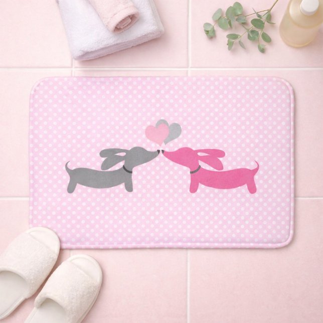 Tapis De Bain Salle de bain à thème rose baiser (Pink kissing dachshunds bath mat on polka dots)