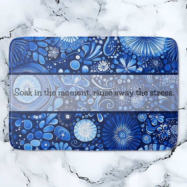 Tapis De Bain Shibori Botanique Bleu Dit : (Blue Botanical Shibori Bath Mat with saying: Soak in the moment, rinse away the stress.)
