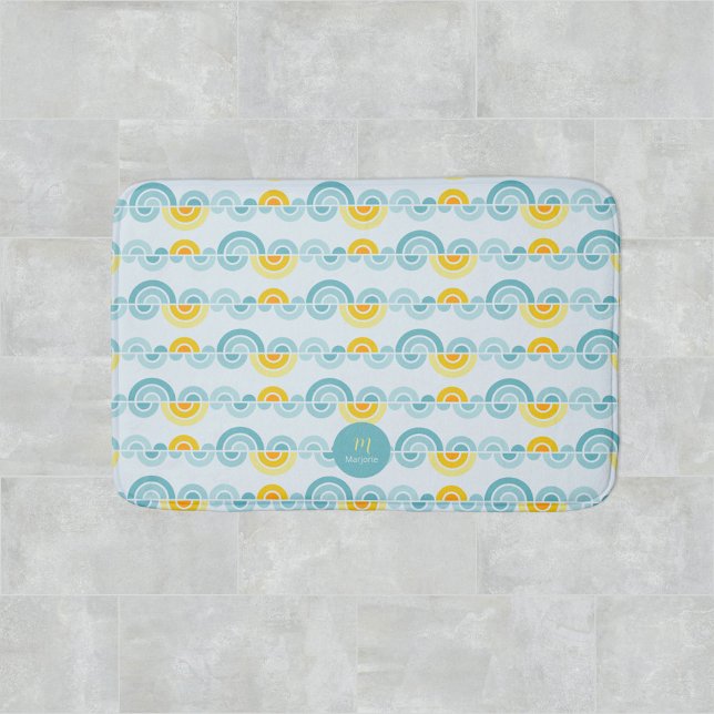 Tapis De Bain Soleil Abstrait et nuages courbés motif (Custom name and monogram bath mat with abstract sunset and clouds pattern)