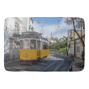 Tapis De Bain Tramway jaune rétro dans la rue à Lisbonne, Portug