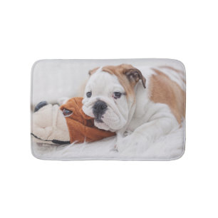 Tapis De Bain Un chiot anglais de bouledogue jouant avec un