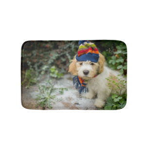 Tapis De Bain Un chiot doux de Cavachon dans un casquette et une