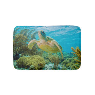 Tapis De Bain Une tortue verte sur les récifs peu profonds de