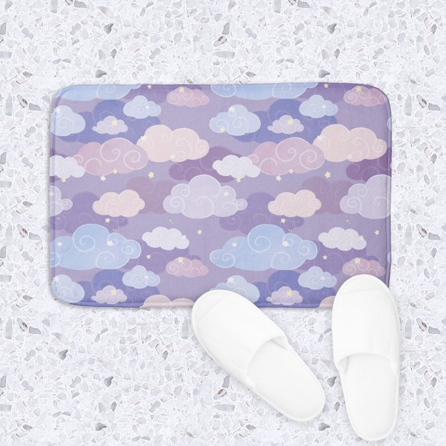 Tapis De Bain Whimsical Pastel Clouds et étoiles Motif (Whimsical Purple Clouds & Sky Pattern Bath Mat)