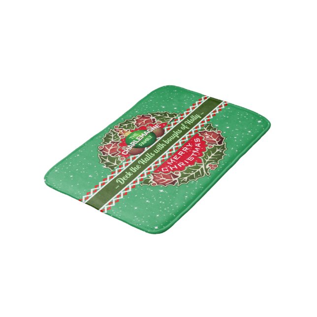 Tapis De Bain Wreath Holly avec NOM DE FAMILLE sur VERT (Angle)