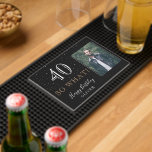 Tapis De Bar 40 donc ce Citation drôle Black 40th Birthday Phot<br><div class="desc">40 alors ce Drôle Citation Black 40th Birthday Photo Bar Mat. Grand cadeau d'humour pour le 40ème anniversaire avec une photo personnalisée, inspirant et drôle de citation 40 alors quoi. L'arrière - plan est noir et le texte est blanc et doré. Personnalisez-le avec votre photo, votre nom et votre numéro...</div>