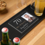 Tapis De Bar 70 alors ce Citation drôle Black 80th Birthday Pho<br><div class="desc">70 alors ce Drôle Citation Black 70th Birthday Photo Bar Mat. Grand cadeau d'humour pour le 70ème anniversaire avec une photo personnalisée, inspirationnel et drôle de citation 70 alors quoi. L'arrière - plan est noir et le texte est blanc et doré. Personnalisez-le avec votre photo, votre nom et votre numéro...</div>