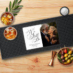 Tapis De Bar Renouvellement de la vision du célèbre anniversair<br><div class="desc">Elégant Vow Renouvellement Anniversaire Bar Mat avec élégante typographie de script dans moderne,  classique noir et blanc. Ajoutez facilement votre propre photo et les détails pour un tapis de bar étonnant! Faites un grand cadeau d'anniversaire,  ou obtenez-en un pour vous-même!</div>