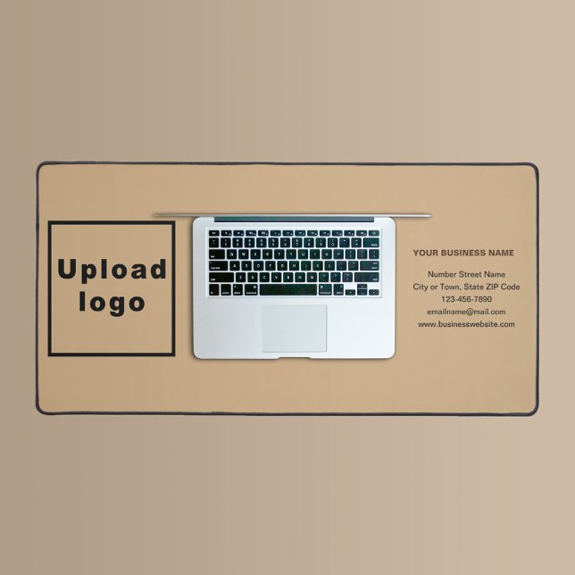 Tapis de bureau de marque d'entreprise sur fond br (Build brand name awareness. Your business brand on light brown desk mat.)