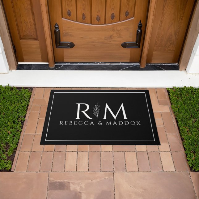 Tapis de porte monogramme noir moderne (De plein air)