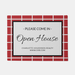 Tapis de porte ouvert de l'immobilier rouge person