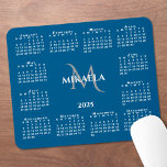 Tapis De Souris 2025 Calendrier Chic Monogram Nom sur Blue<br><div class="desc">Le pavé de souris du calendrier 2025 est doté d'un élégant nom personnalisé et d'un monogramme au-dessus de l'année au milieu, entouré d'un calendrier blanc sur un arrière - plan bleu. Ajoutez votre nom et votre initiale dans la barre latérale. Ça fait un grand cadeau ! Copyright ©Claire E. Skinner....</div>