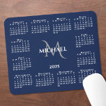 Tapis De Souris 2025 Calendrier Chic Monogram Nom sur Navy Blue<br><div class="desc">Le pavé de souris du calendrier 2025 est doté d'un élégant nom personnalisé et d'un monogramme au-dessus de l'année au milieu, entouré d'un calendrier blanc sur un arrière - plan bleu marine. Ajoutez votre nom et votre initiale dans la barre latérale. Ça fait un grand cadeau ! Copyright ©Claire E....</div>