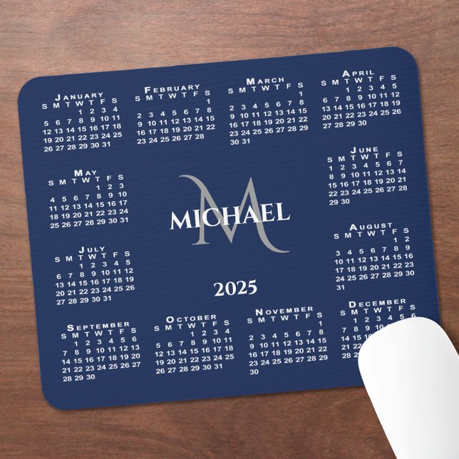 Tapis De Souris 2025 Calendrier Chic Monogram Nom sur Navy Blue (2025 Calendar Chic Monogram Name on Navy Blue Mouse Pad in situ)